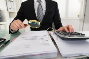 Medi-Cal Fraud Lawyer in Los Angeles | Free Consultations 24/7 government agent looking for evidence of fraud
