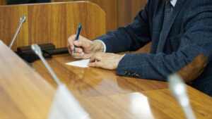 5250 Hearing Lawyer in Thousand Oaks | Free Consultations 24/7 juror entering a vote in court