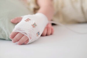 Dog Bite Lawyer in Downey | Free Consultations 24/7 child’s hand in a bandage