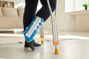 Personal Injury Lawyer in San Diego | Free Consultations 24/7 man walking on crutches