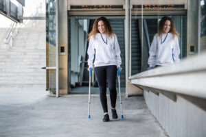 Personal Injury Lawyer in Costa Mesa | Free Consultations 24/7 woman with crutches