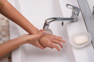 Burn Injury Lawyer in Burbank | Free Consultations 24/7 woman running burn under cold water
